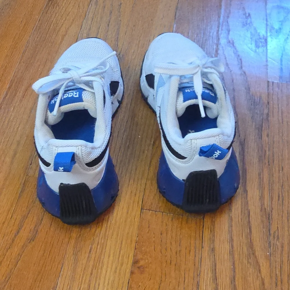 Boys Reebok Size 11K Sneakers Blue, Black & White...Excellent Condition! - Picture 3 of 10